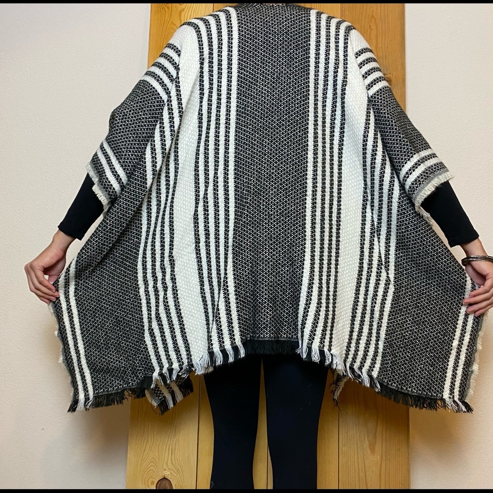 Poncho - Picture 3 of 7